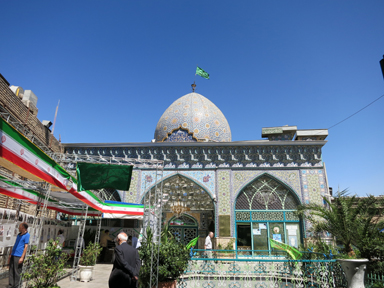 街なかのただのモスクでも豪華な飾りのドーム