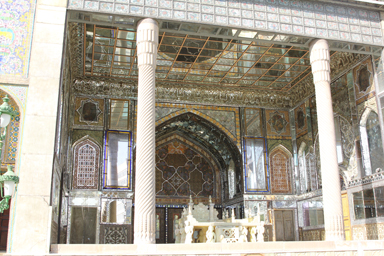 ゴレスターン宮殿の壁一面にモザイク模様の鏡が貼られた空間