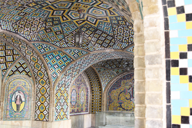 ゴレスターン宮殿の幾何学模様で色もあふれる建物