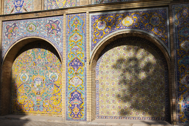 ゴレスターン宮殿の壁一面に広がる複雑な花のような模様