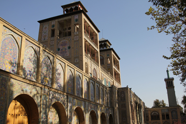 ゴレスターン宮殿の華麗な外観と装飾が輝く歴史的建造物。