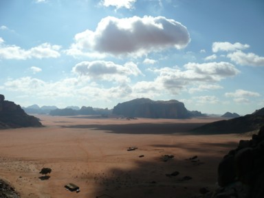 ワディ・ラムの赤い砂漠と巨大な岩山が広がる雄大な景観。