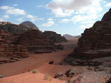 ワディラムの赤い砂漠と岩山