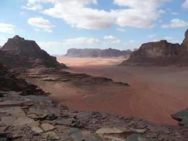 ワディラムの山に登って砂漠と地層が見える岩山