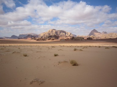 赤や白色の砂漠に遠くにはワディラムの奇岩の山