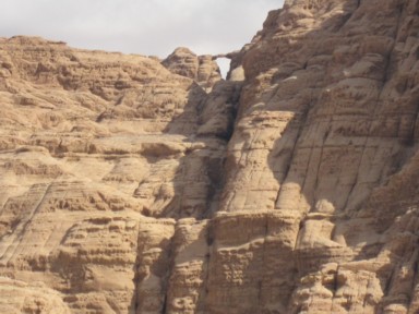 ワディラムの山の上の方に見える石橋