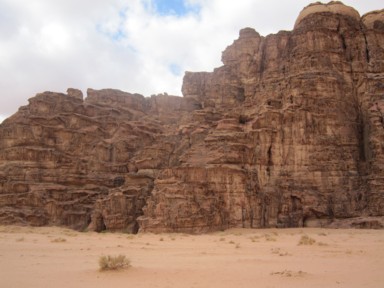 火星にしか見えない岩肌と砂漠のワディ・ラムの風景