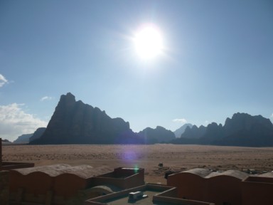 ワディ・ラムのビジターセンターから見える七つの知恵の柱の岩山の見どころ