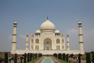 タージマハルの白亜の美しさと愛の物語
