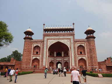 アーグラーのタージマハルの正門の光景