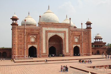 タージマハルの隣にある静かなモスクの様子