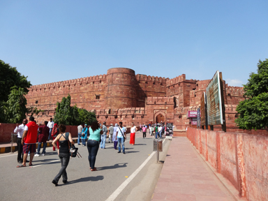 アーグラー城の入り口の赤い壁の外観