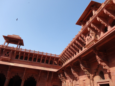 アーグラー城の赤い壁に飾りが入っている光景