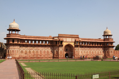 アーグラ城塞の赤砂岩の城壁が堂々とそびえる姿。