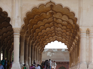アグラ城の幾重にも重なるゲート