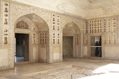 アーグラ城の部屋の繊細な模様や大理石をくり抜いて作られたレリーフ