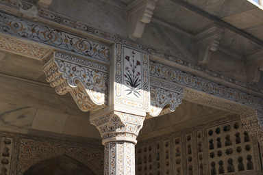 アグラ城の宝石の模様が入った柱