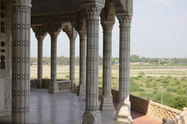 アーグラー城のヤムナー河をのぞむバルコニーの様子