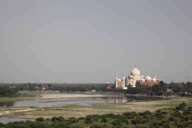 アーグラ城のシンメトリーの美しい外観