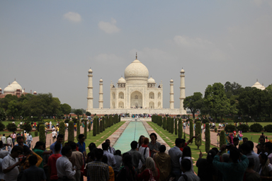 タージマハルのたくさんのインド人観光客