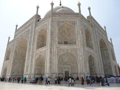 タージマハールの斜めから見てもシンメトリーの美しい姿