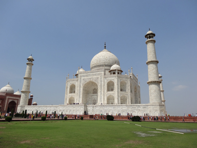 アーグラーのタージ・マハルの斜めから見た様子