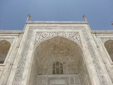 タージマハールを下から眺めた模様が散らば目られた外観