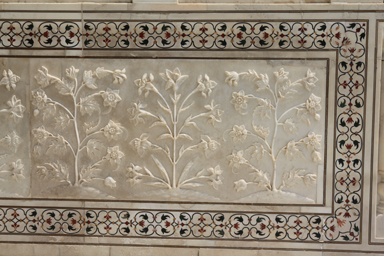 タージマハルの白い大理石に彫られたレリーフと宝石を使った飾りの模様