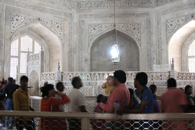タージ・マハルの内部の人であふれる様子