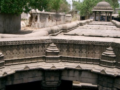 観光客の少ない場所で子供たちの人気者に。