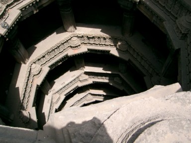 装飾された階段井戸に感じる美と労力。