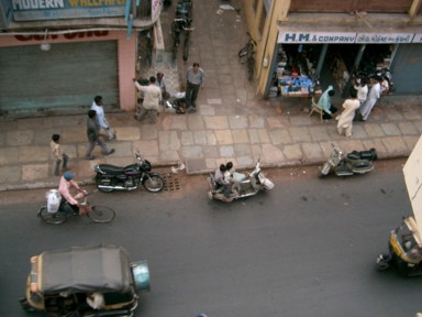 織物の街で気づいたサリーの鮮やかさ。