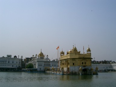 アムリトサルのゴールデンテンプルの池を挟んでたたずむ光景