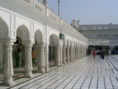 ゴールデンテンプルの床は大理石で柱も飾りが豪華な様子