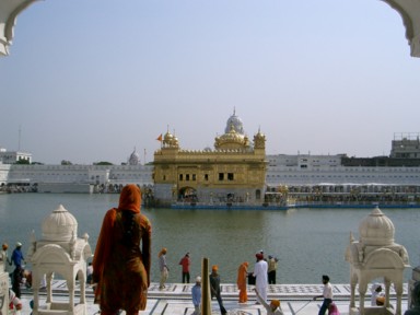 スィク教の総本山の黄金寺院の姿