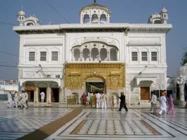 アムリトサルのゴールデンテンプルの中央へ向かう道