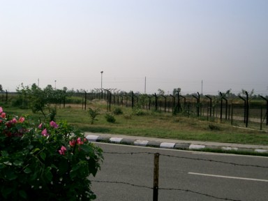 アムリトサルのアターリー国境の国を分けるフェンス