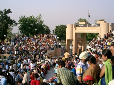 アターリー国境の閉鎖セレモニーに集まるたくさんのインド人