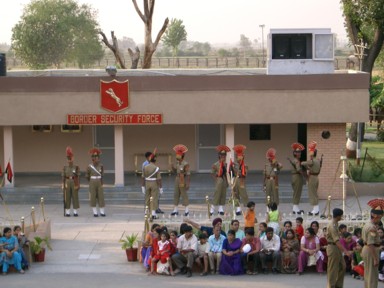 アムリトサルの国境のクロージング・セレモニーを前に準備する帽子をかぶったインド人兵士たち