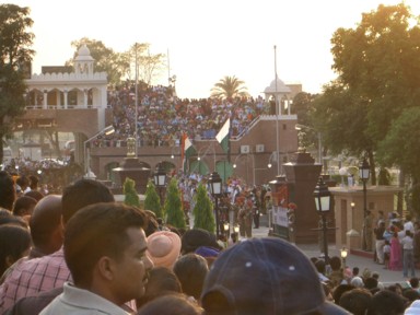 インドとパキスタンの国境を挟んで人が集まる風景