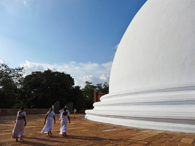 白く輝く仏塔とその清らかさ