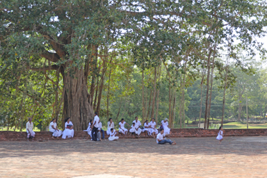 仏塔の影に集まる人々の笑顔
