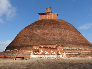 土から生まれ土に還る仏塔の循環