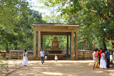裸足で歩く巡礼者と聖地への道