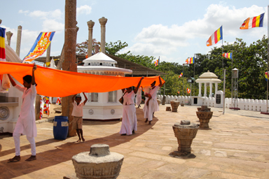 照れ笑いを浮かべる少年の表情