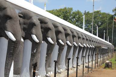 仏塔を支える象とその下に広がる想像の世界