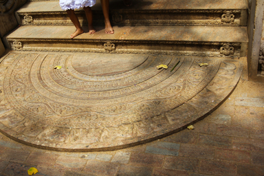 輪廻を象徴する石刻と記憶の重なり