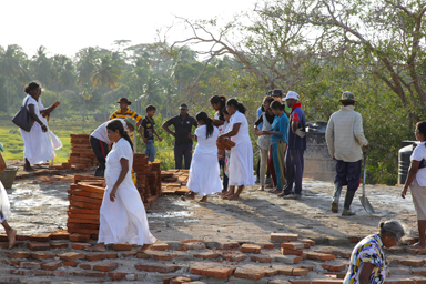 信者が手作業で積み上げる仏塔の建設風景