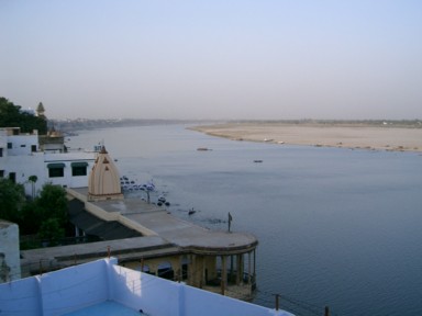 安宿の屋上から眺めるガンジス川。