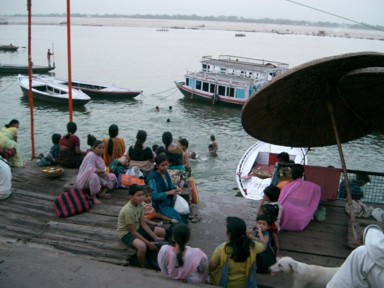 ガンジス川で家族が沐浴する。